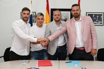 Firma del convenio entre el jugador Roque Mesa y la UD Telde (Foto TA)